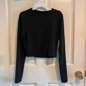 Basic Women’s black cropped tee long sleeves